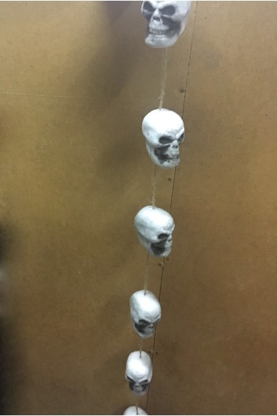 Гірлянда з черепів