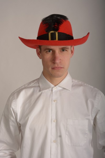 Шляпа красная с пером