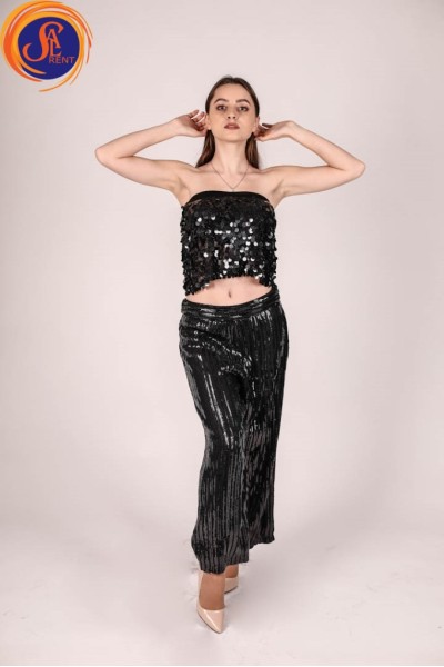 Черные брюки и топ пайетки