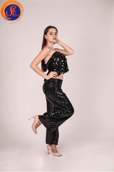 Черные брюки и топ пайетки