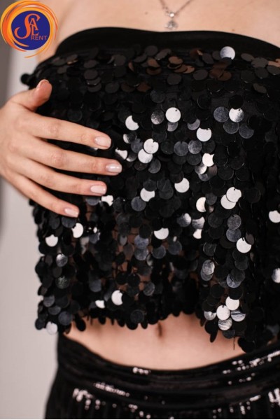 Черные брюки и топ пайетки