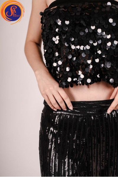 Черные брюки и топ пайетки