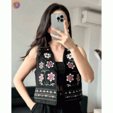 Жилетка з вишивкою на завʼязках