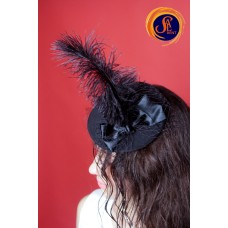 Шляпка дамська з пером