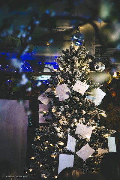 Ялинка засніжена зі світлодіодами