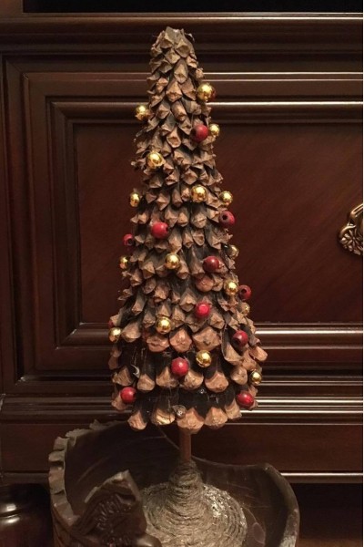 Ялинка з шишок