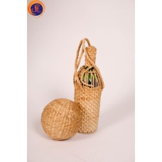 Пляшка в плетеному чохлі