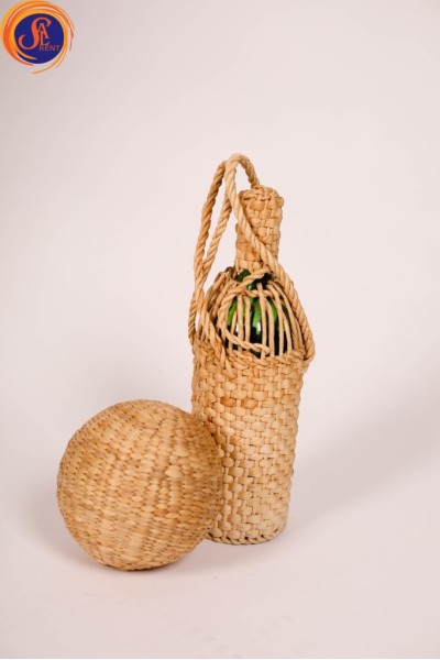 Пляшка в плетеному чохлі