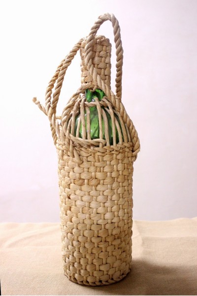 Пляшка в плетеному чохлі