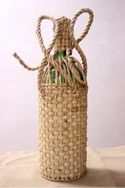 Пляшка в плетеному чохлі