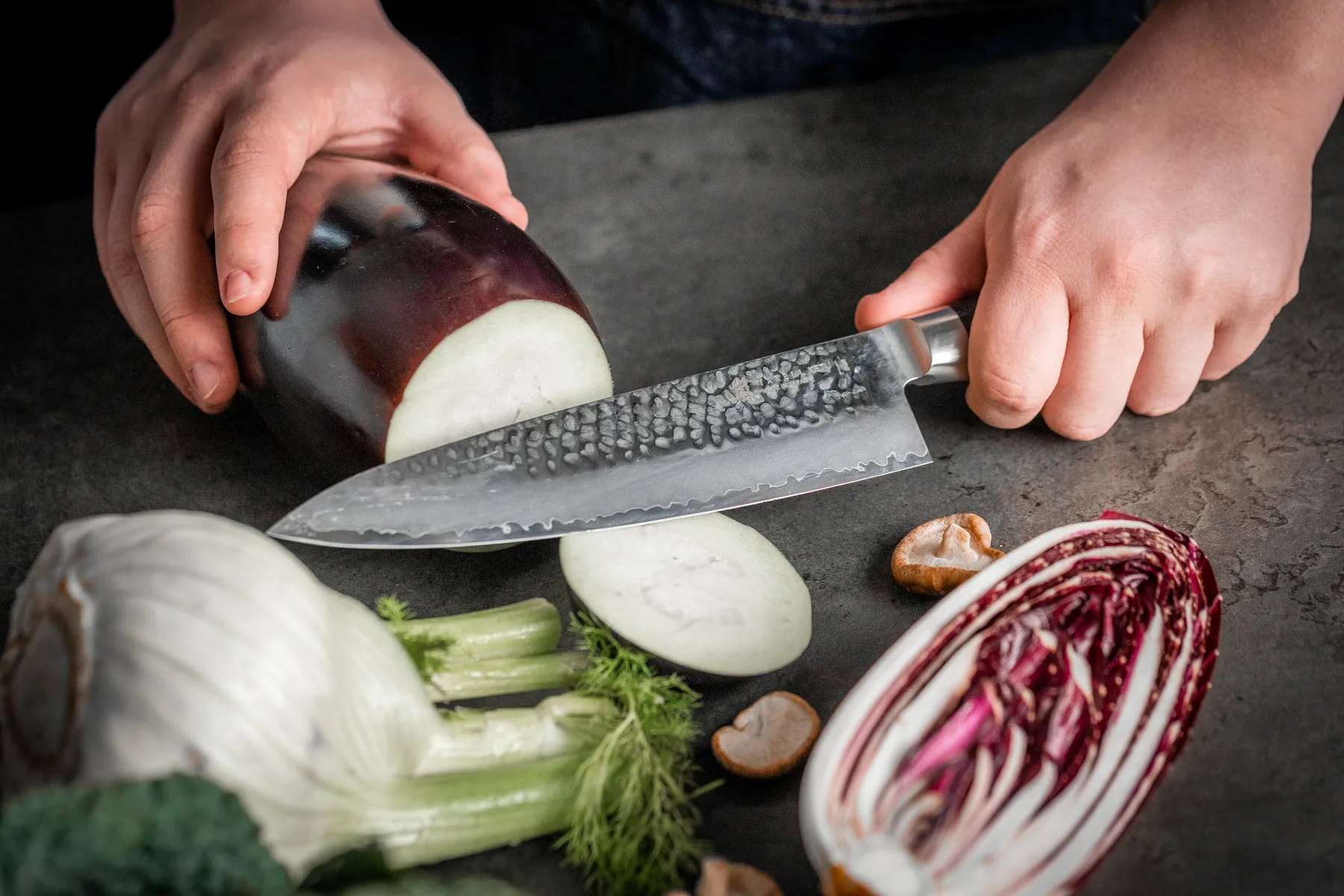 Використання японських ножів із дамаської сталі Yaxell для досягнення ідеальної нарізки