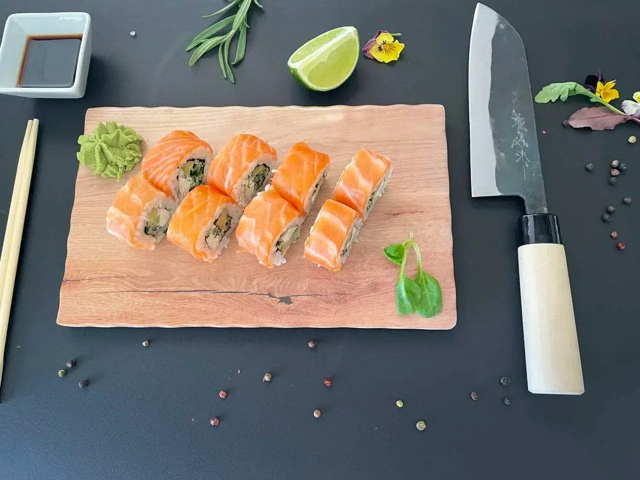 Приготування суші з ножами Yaxell серії Kaneyoshi